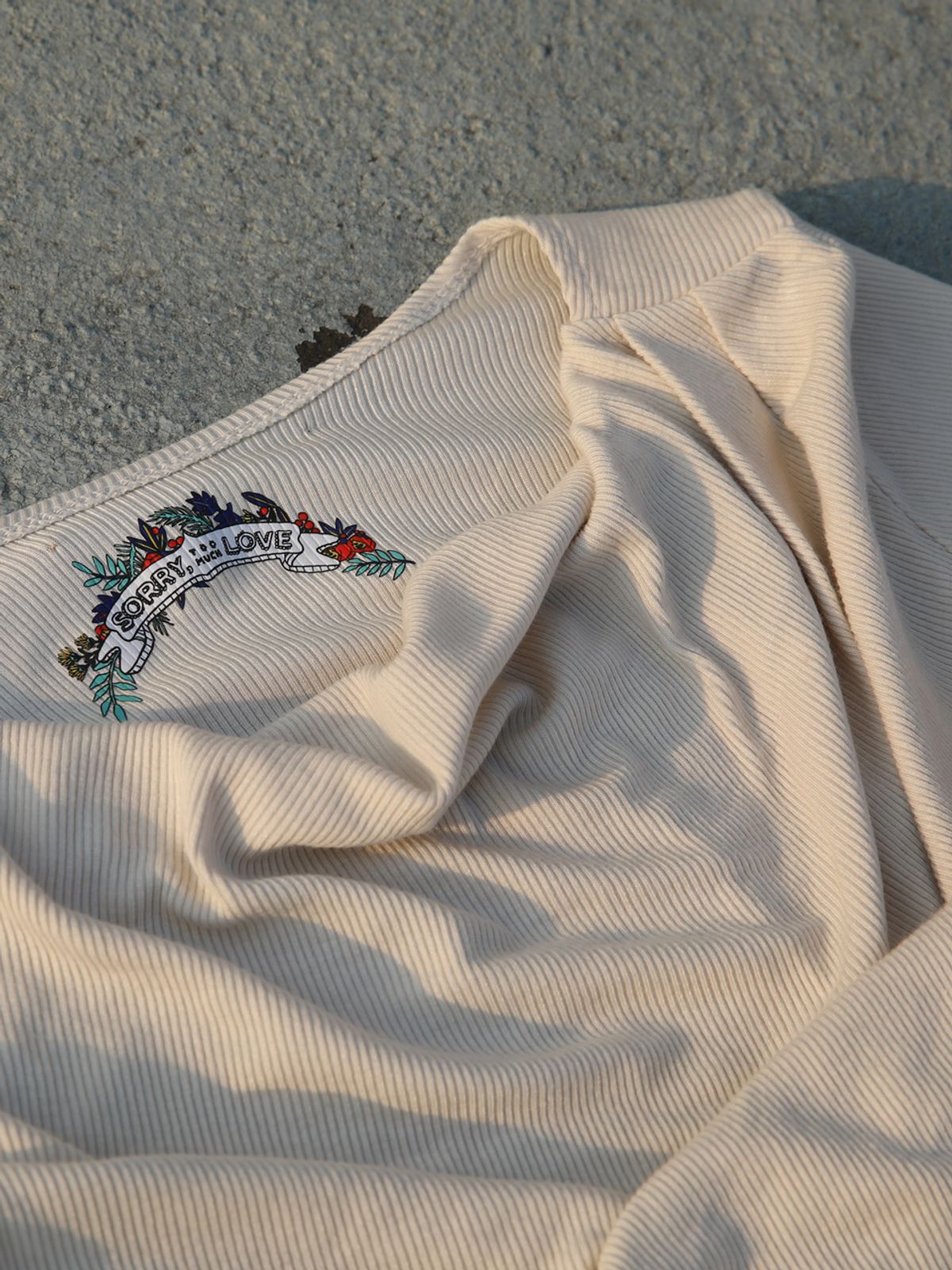 쏘리, 투 머치 러브(SORRY, TOO MUCH LOVE) Micro Ribbed Cowl Neck T-Shirt_Beige