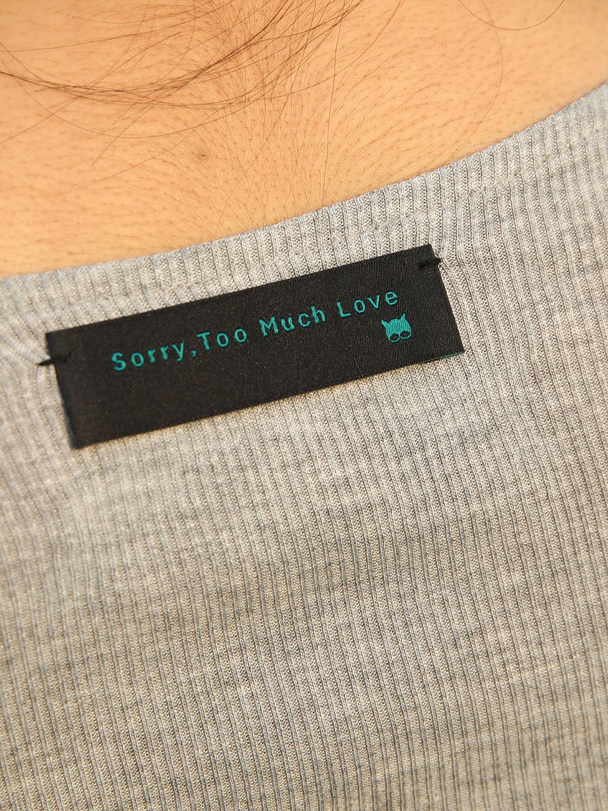 쏘리, 투 머치 러브(SORRY, TOO MUCH LOVE) Micro Ribbed Cowl Neck T-Shirt_Grey