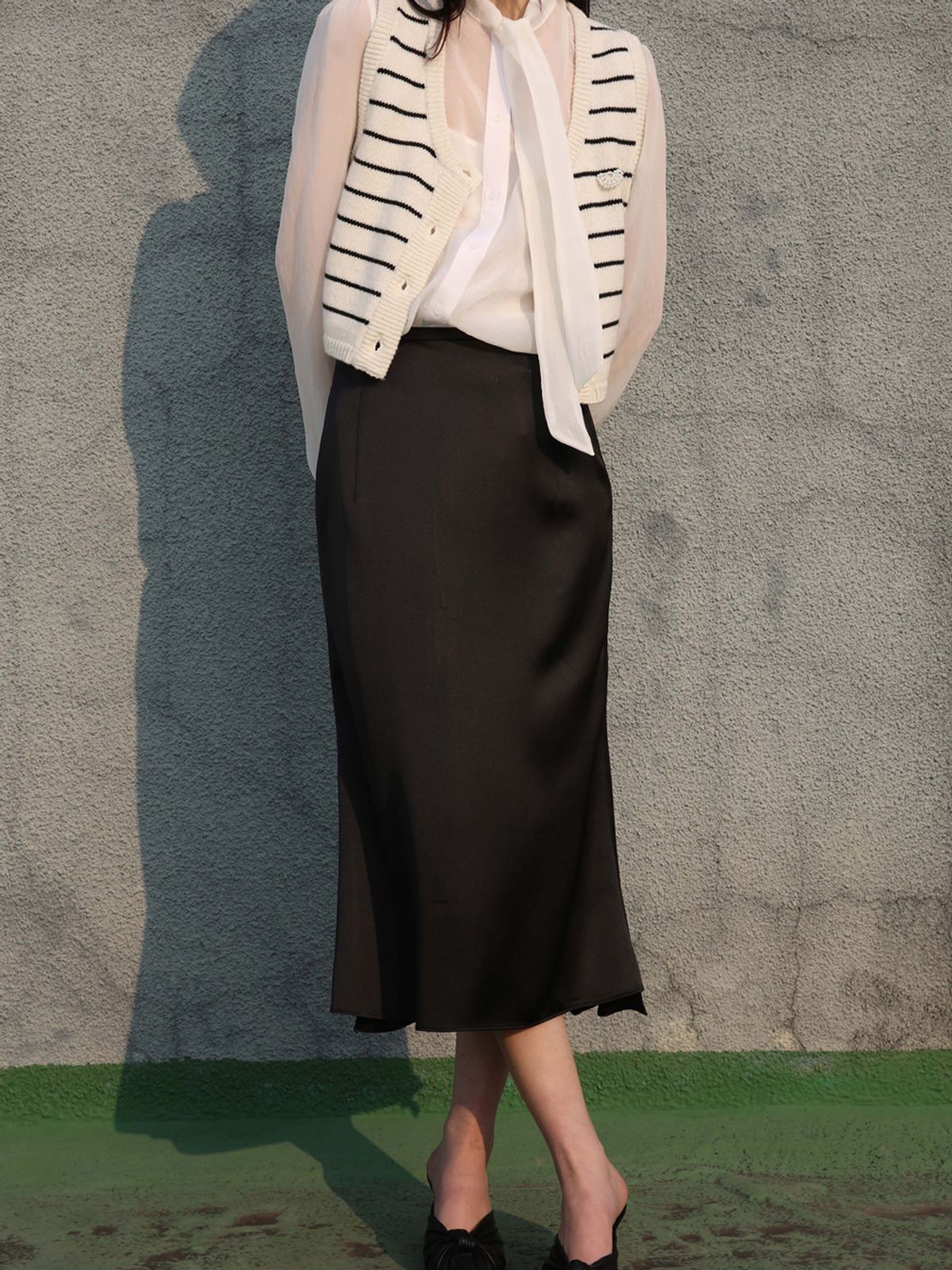 쏘리, 투 머치 러브(SORRY, TOO MUCH LOVE) Satin Back Ruffle Mermaid Skirt_Black
