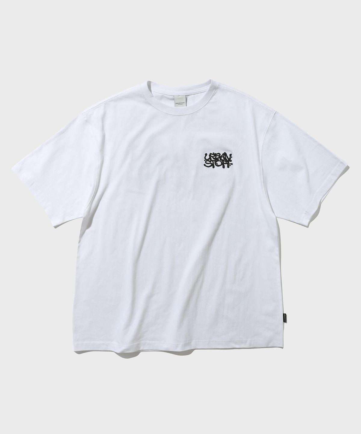 어반스터프(URBANSTOFF) 그래피티 로고 티 (화이트)