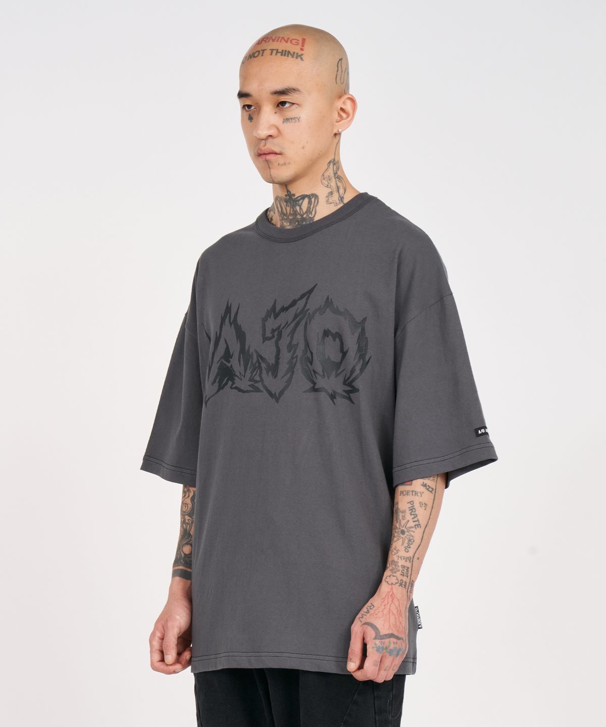 아조바이아조(AJOBYAJO) Eenergie AJO T-Shirt [CHARCOAL]