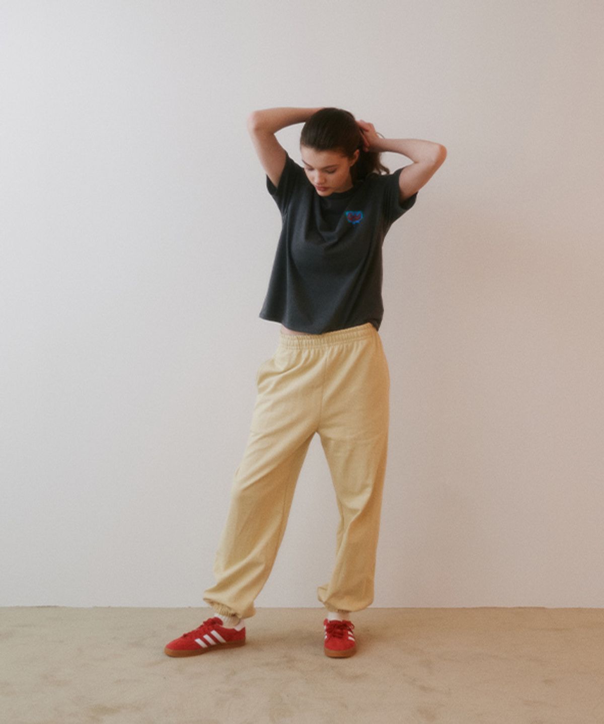 그린버터(GREENBUTTER) Pigment Stitch Point Logo Tee (Charcoal)