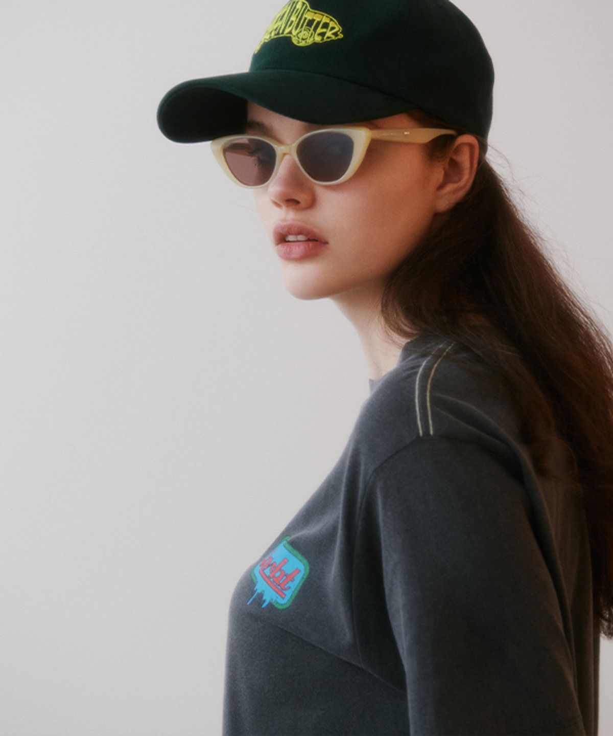 그린버터(GREENBUTTER) Pigment Stitch Point Logo Tee (Charcoal)