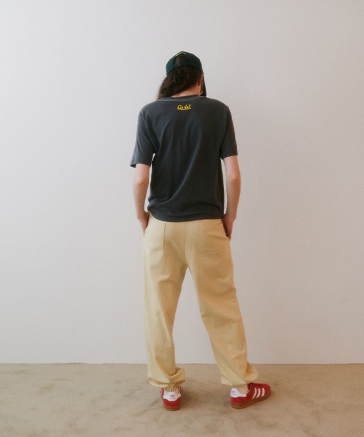 그린버터(GREENBUTTER) Pigment Stitch Point Logo Tee (Charcoal)