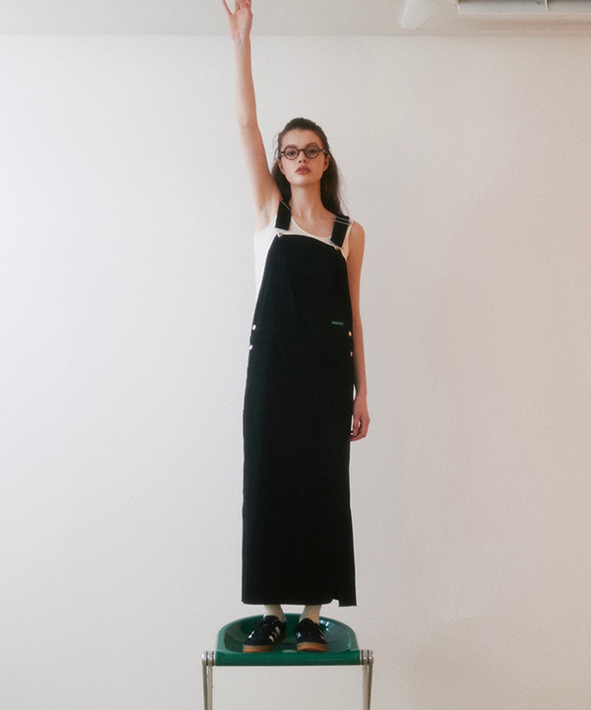 그린버터(GREENBUTTER) Cotton Hammer Loop Overall Dress (Black)