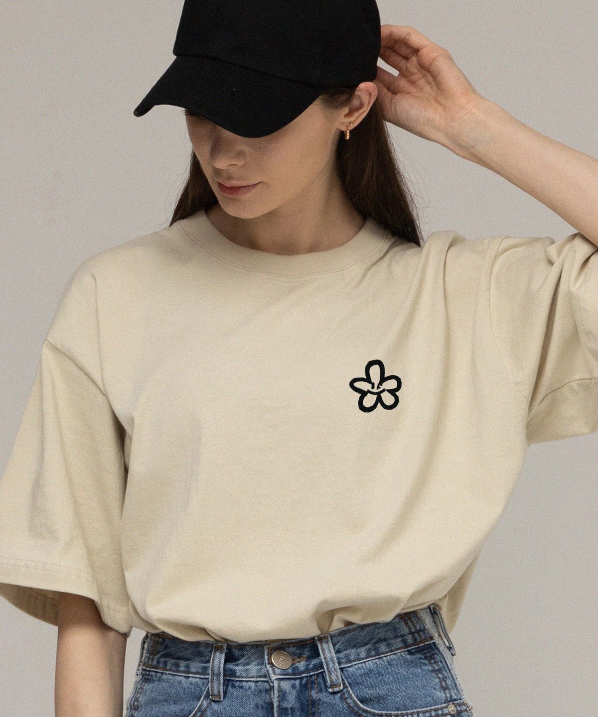 그레이버(GRAVER) [UNISEX]스몰 스프레이 플라워스마일 반팔티_샌드베이지