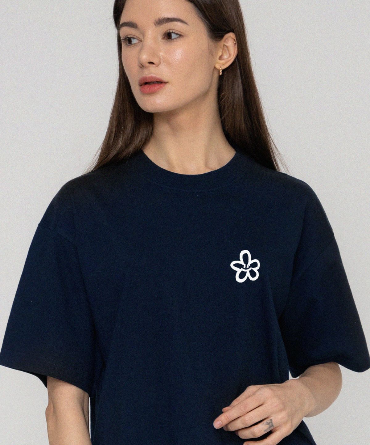 그레이버(GRAVER) [UNISEX]스몰 스프레이 플라워스마일 반팔티_네이비