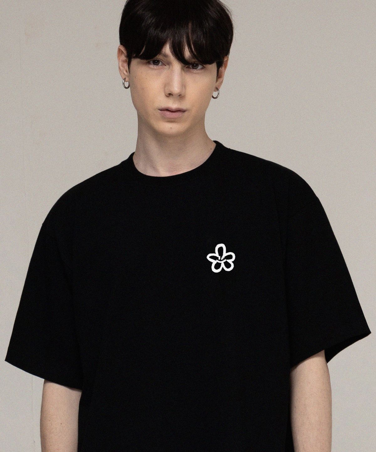 그레이버(GRAVER) [UNISEX]스몰 스프레이 플라워스마일 반팔티_블랙