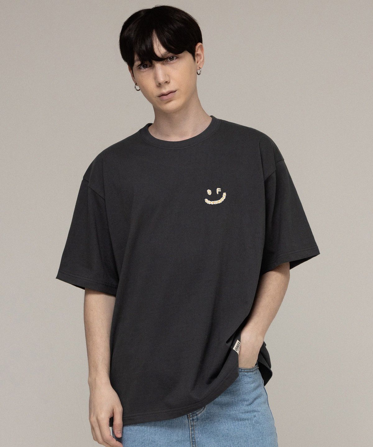 그레이버(GRAVER) [UNISEX]스몰 멀티플라워 드로잉스마일 반팔티_차콜