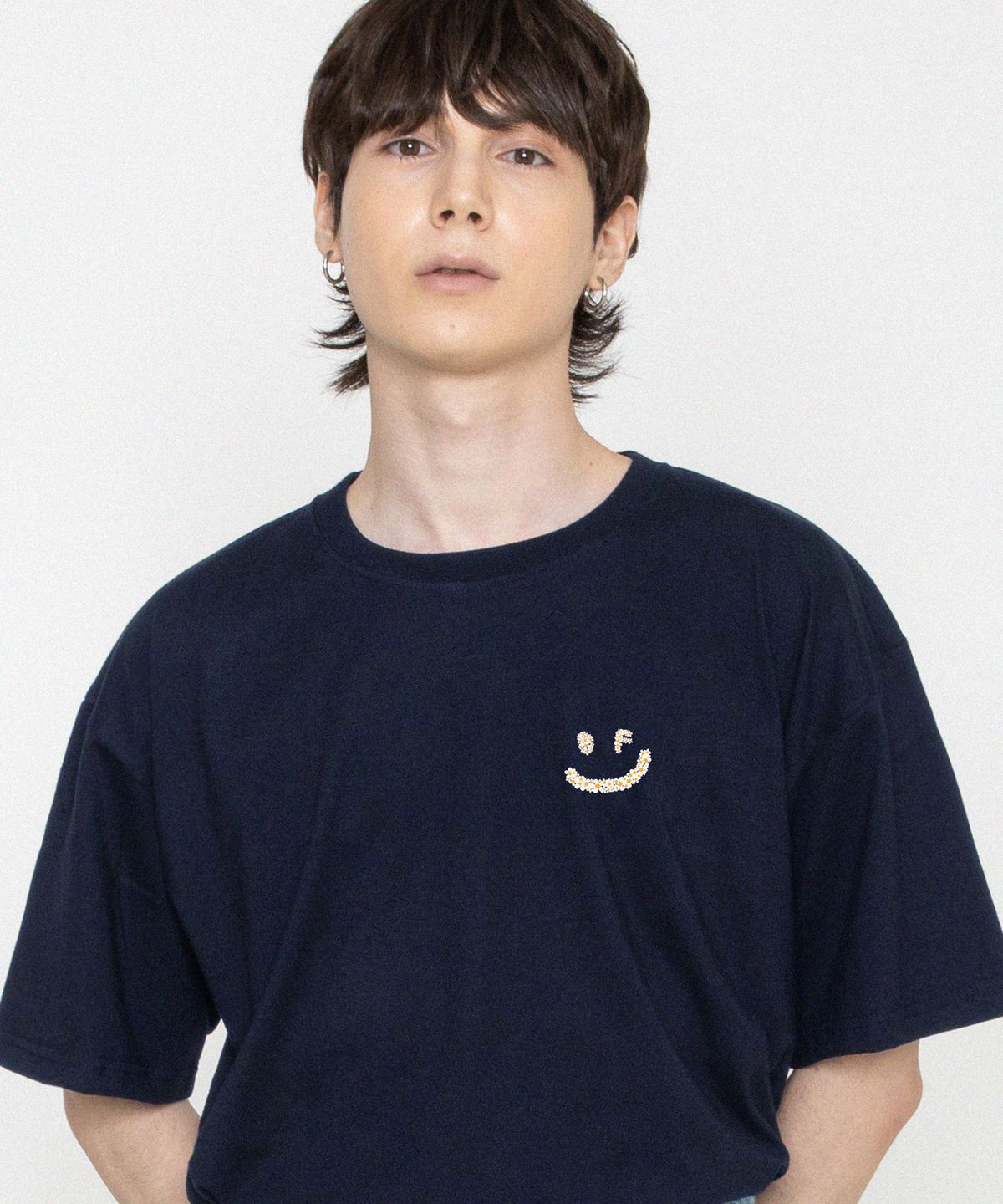 그레이버(GRAVER) [UNISEX]스몰 멀티플라워 드로잉스마일 반팔티_네이비