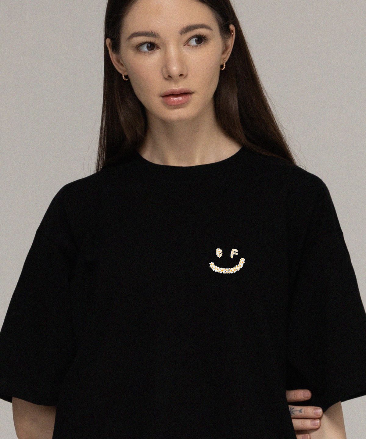 그레이버(GRAVER) [UNISEX]스몰 멀티플라워 드로잉스마일 반팔티_블랙