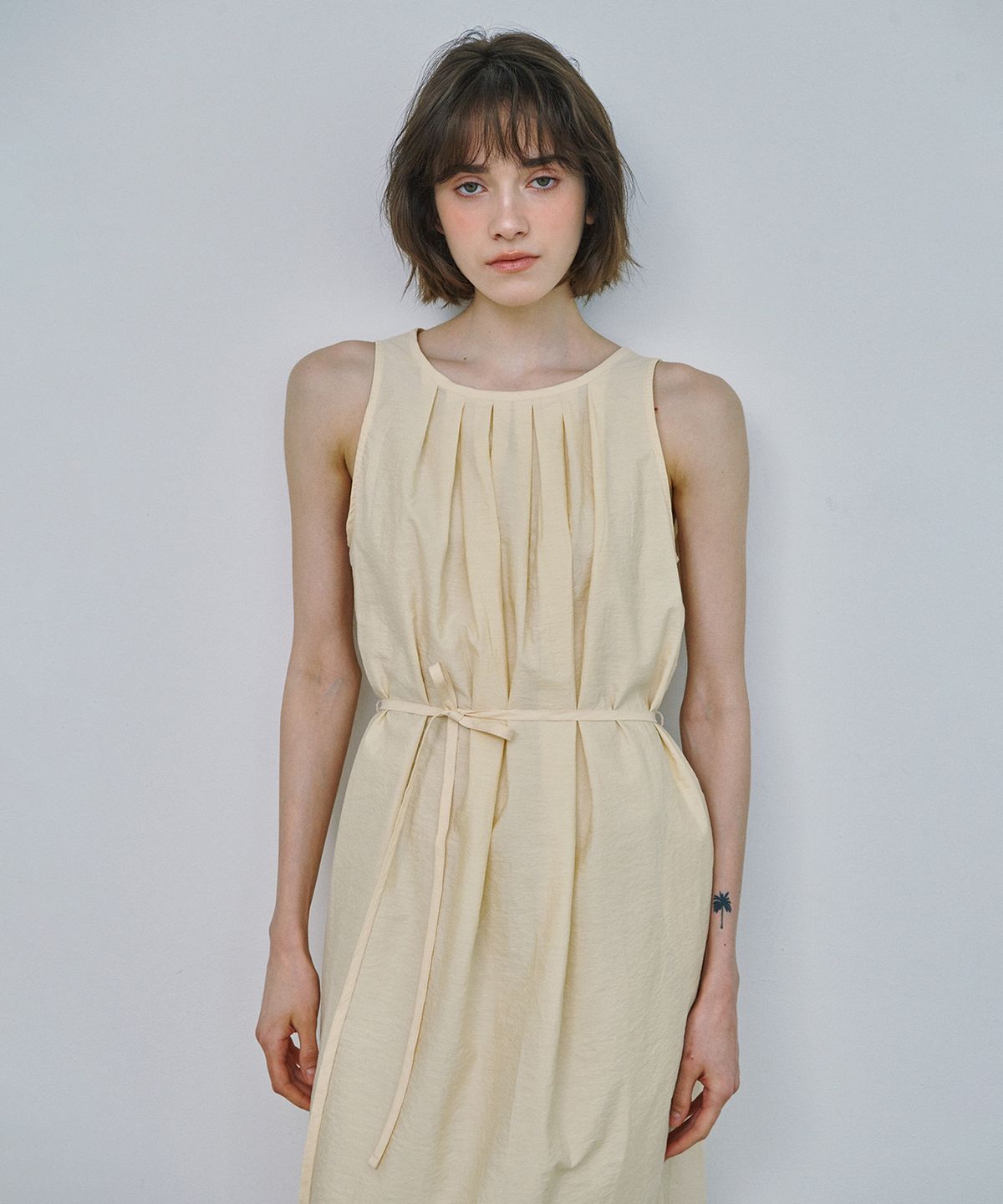 마롯(MARROT) BACK SLIT STRING DRESS_BUTTER