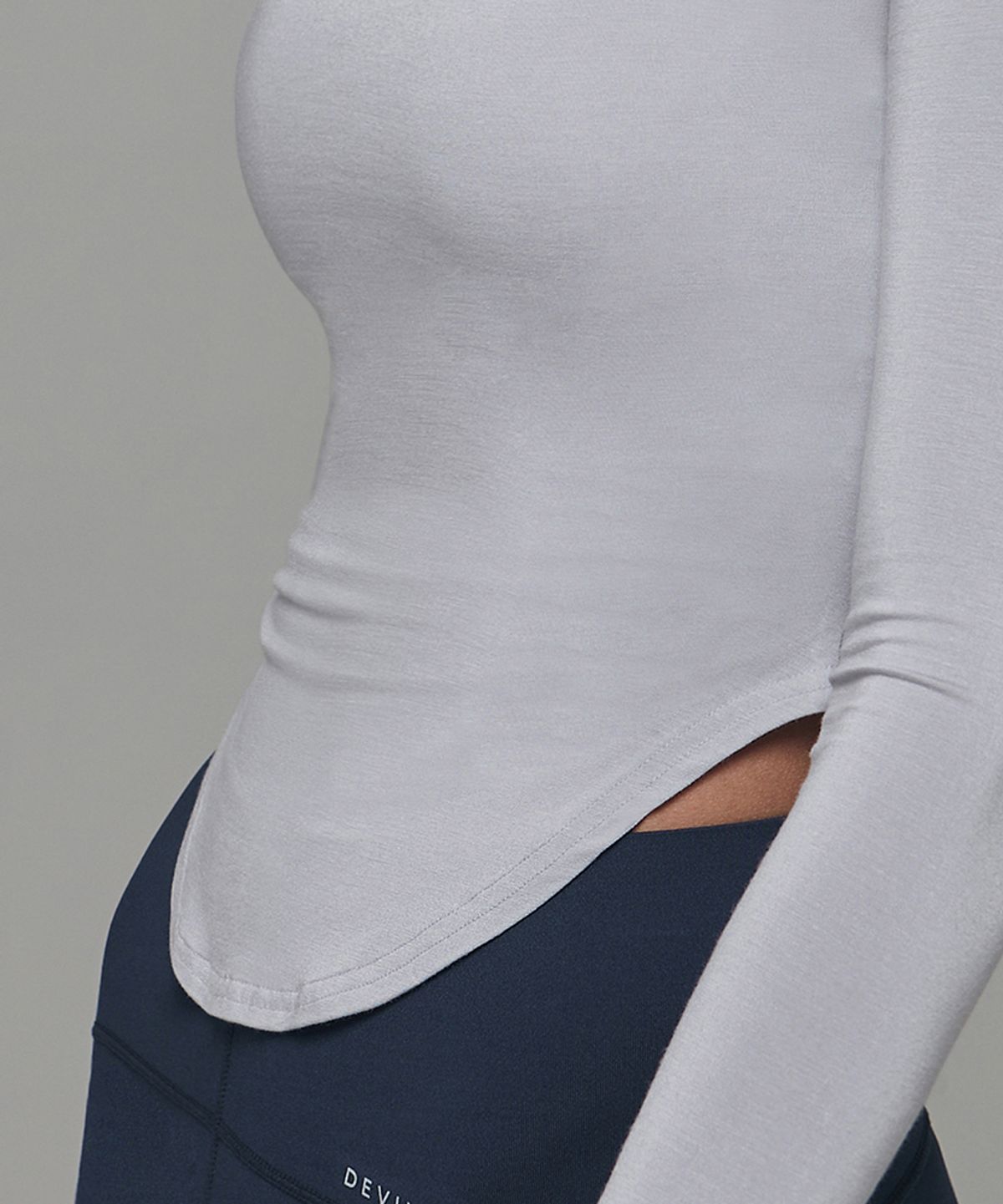 데비웨어(DEVIWEAR) 뮤즈 라운딩 티셔츠 DEVI-T0090-모브그레이