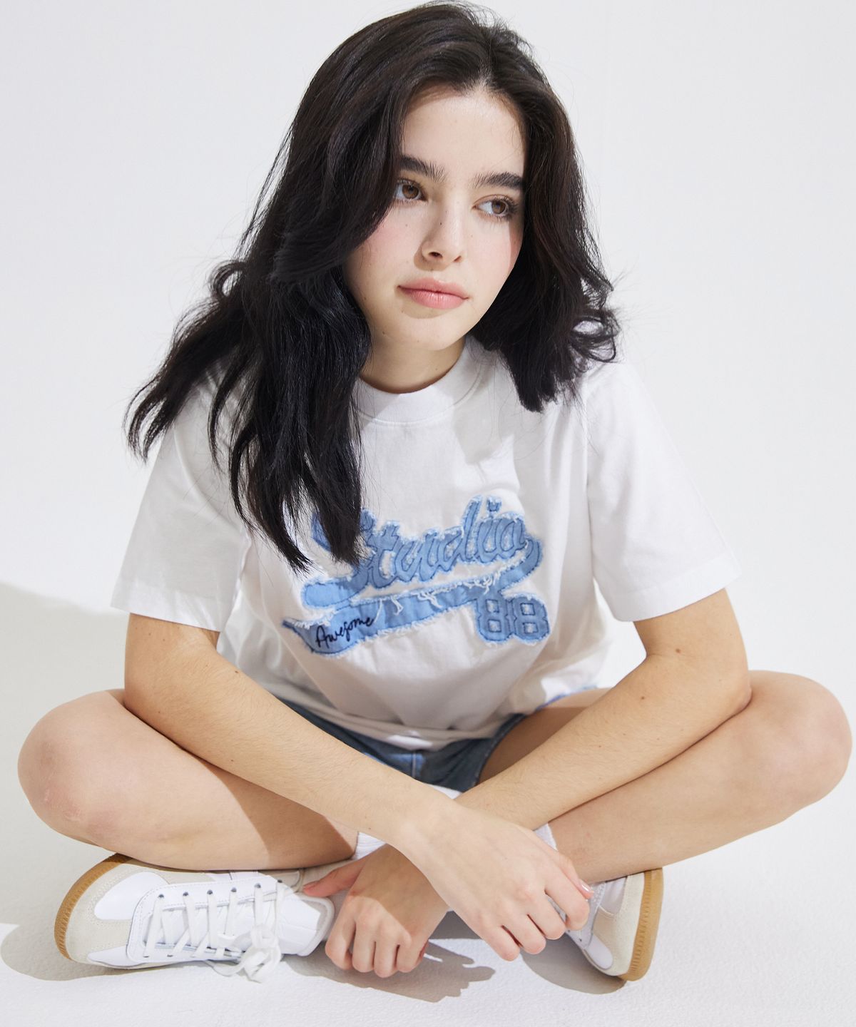 어썸스튜디오(AWESOME STUDIO) 스튜디오 데님 패치 반팔 티셔츠 화이트
