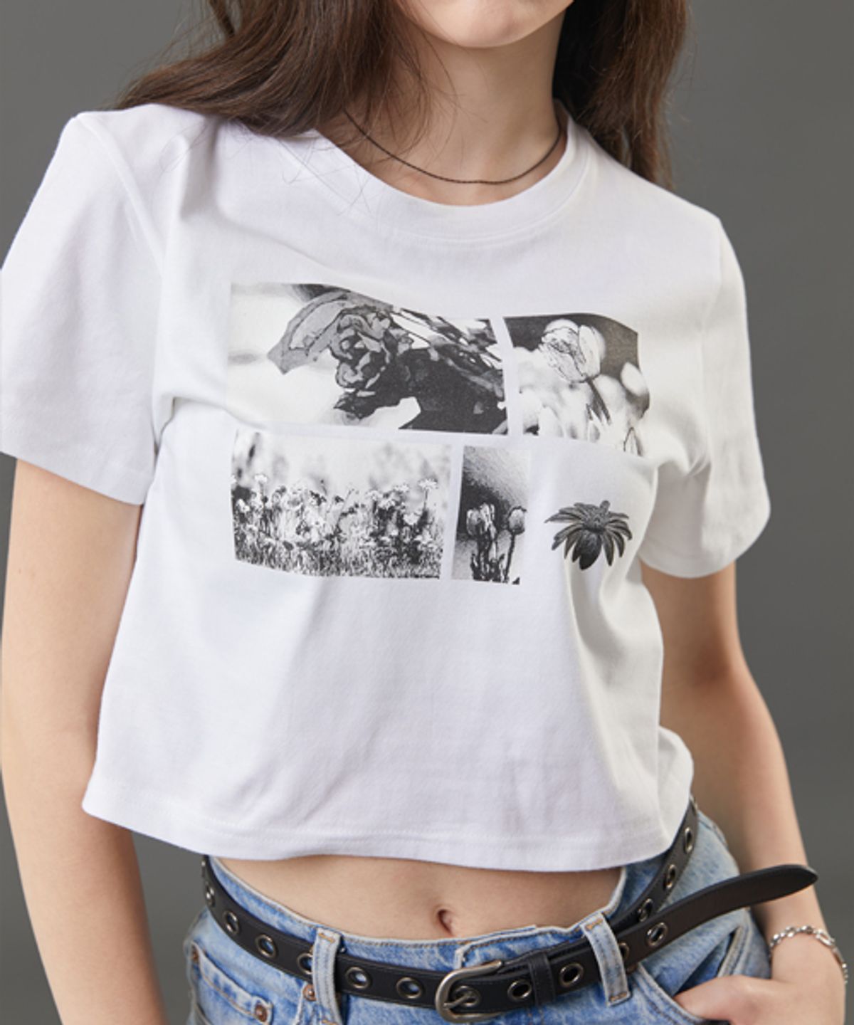 콜릿(KOLEAT) WOMEN 크롭 흑백 플라워 그래픽 반팔티 [WHITE]