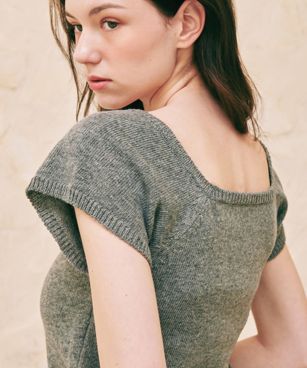 론론(RONRON) SQUARE ROUND NECK SHORT KNIT GREY