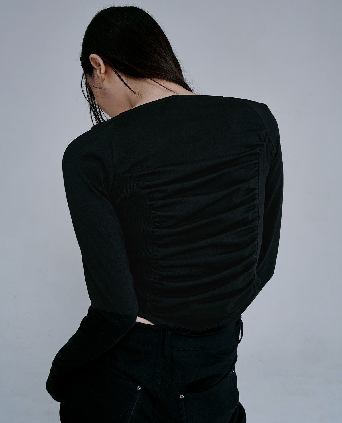 진주유즈(JINJUSE) BACK SHIRRING U-NECK T [BLACK]