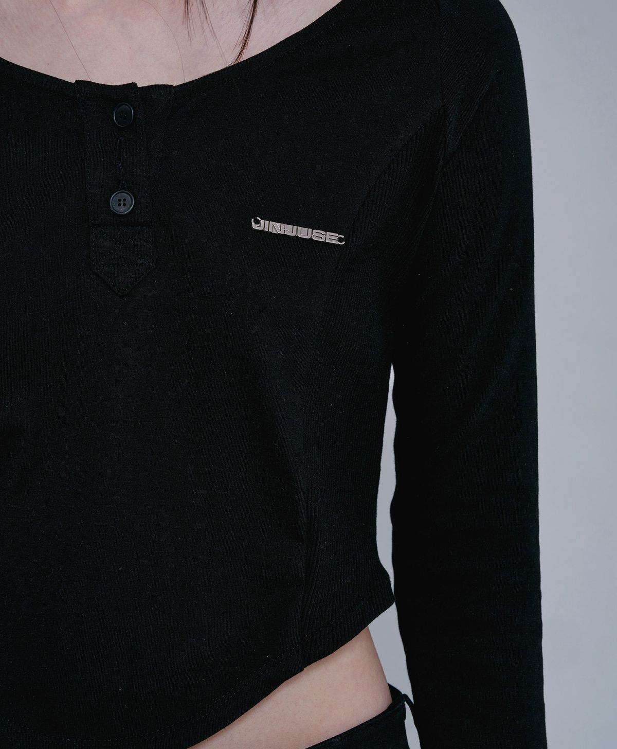 진주유즈(JINJUSE) BACK SHIRRING U-NECK T [BLACK]