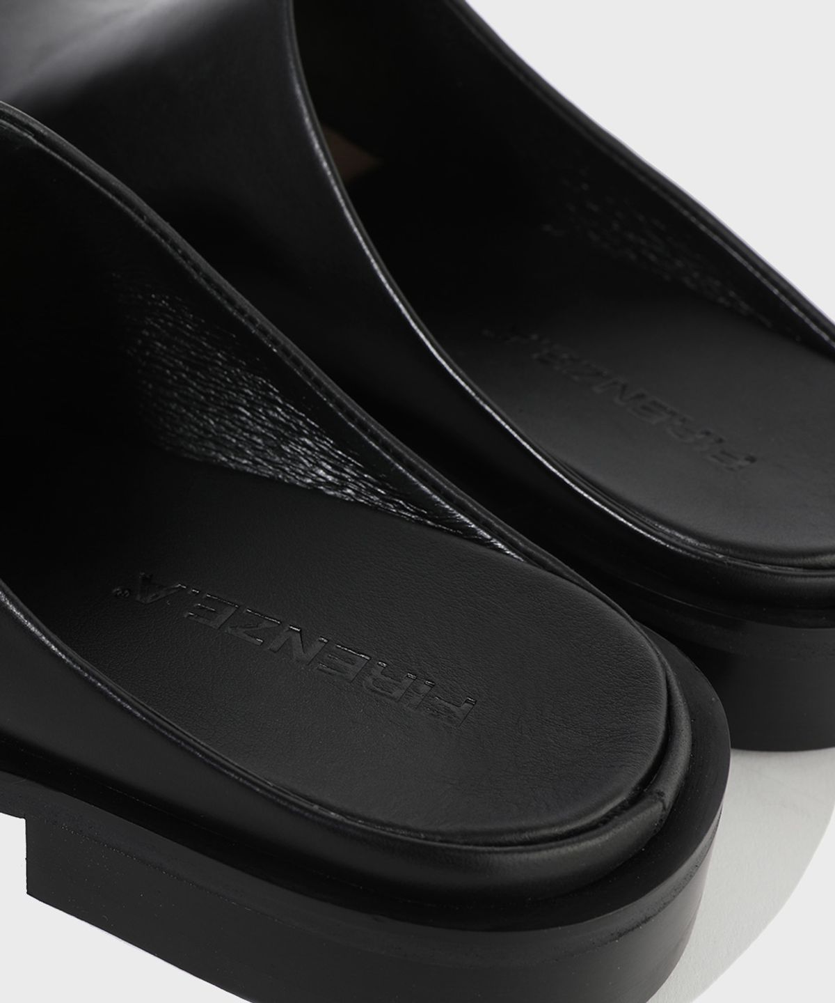 피렌체 아뜨리에(FIRENZE ATELIER) 볼드라인 풀업레더 미니멀 블로퍼 7005 [SHINE BLACK]