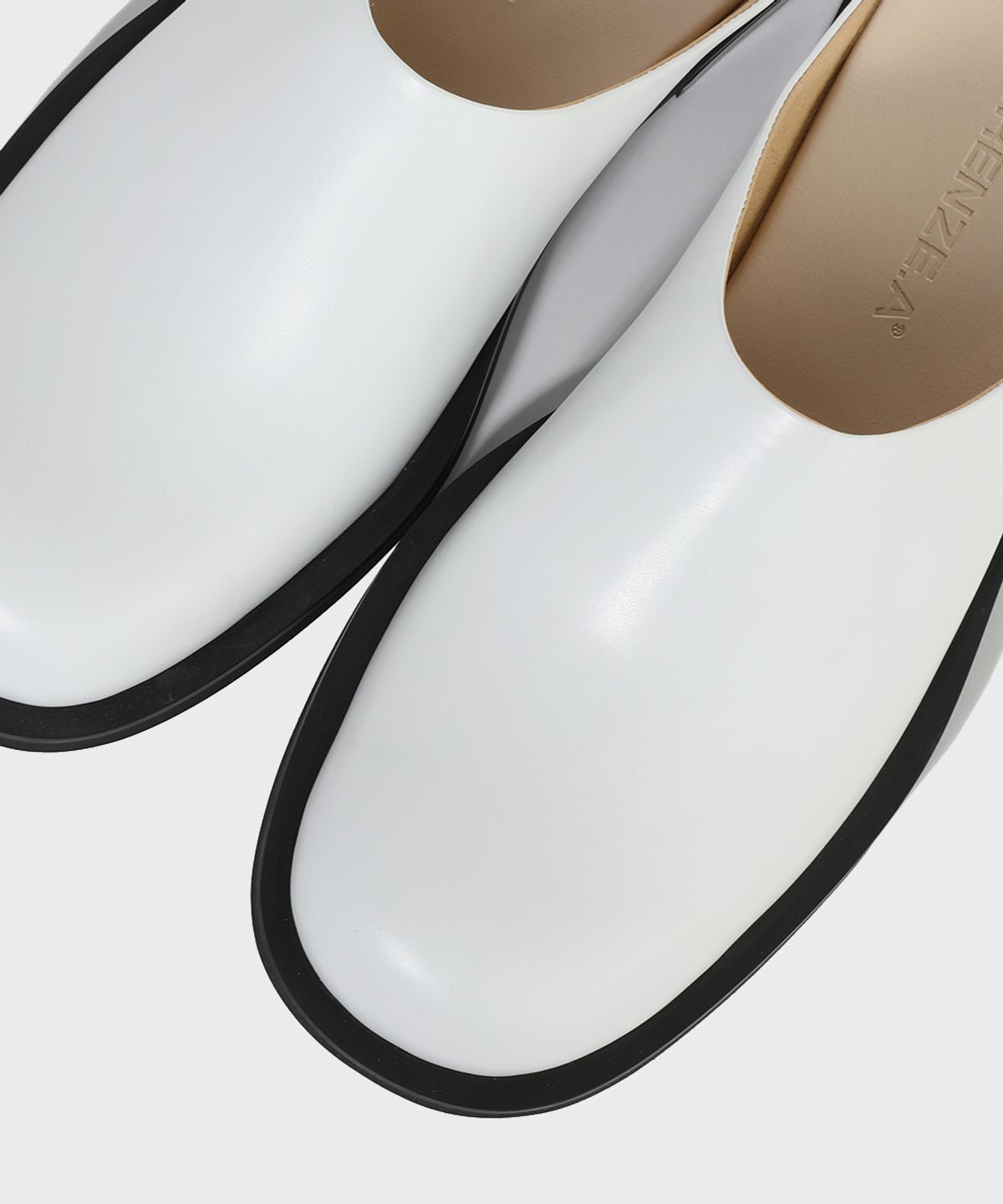 피렌체 아뜨리에(FIRENZE ATELIER) 볼드라인 풀업레더 미니멀 블로퍼 7005 [CREAM WHITE]