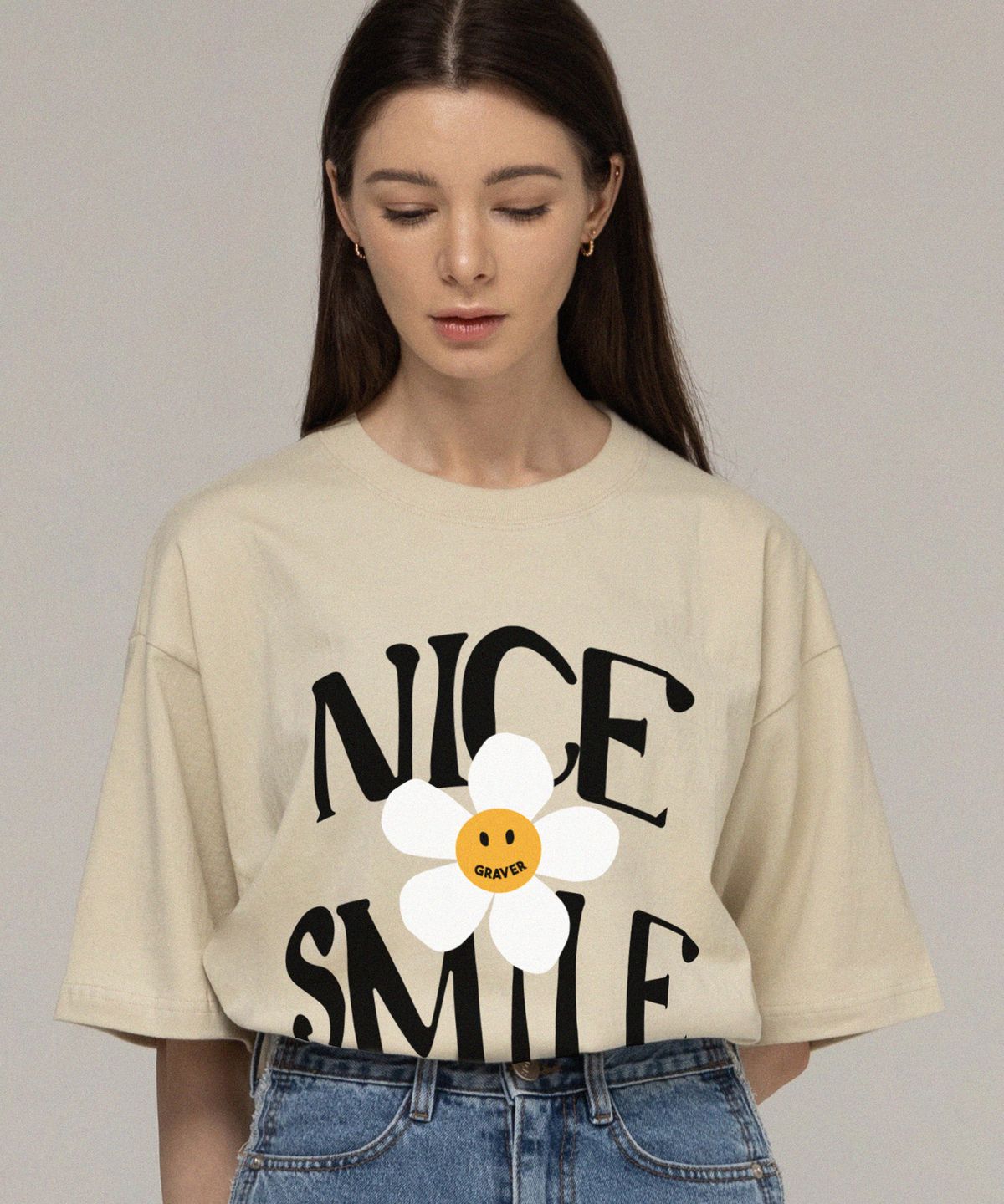 그레이버(GRAVER) [UNISEX]NICE SMILE 로고 플라워 반팔티_샌드베이지