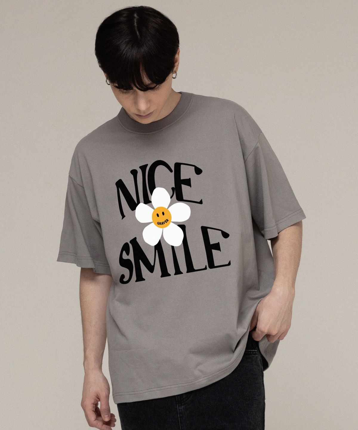그레이버(GRAVER) [UNISEX]NICE SMILE 로고 플라워 반팔티_카키그레이