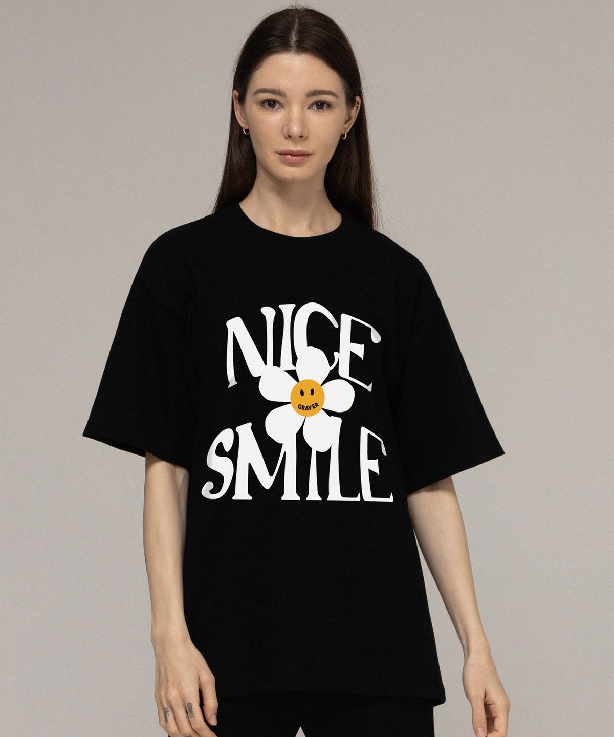 그레이버(GRAVER) [UNISEX]NICE SMILE 로고 플라워 반팔티_블랙