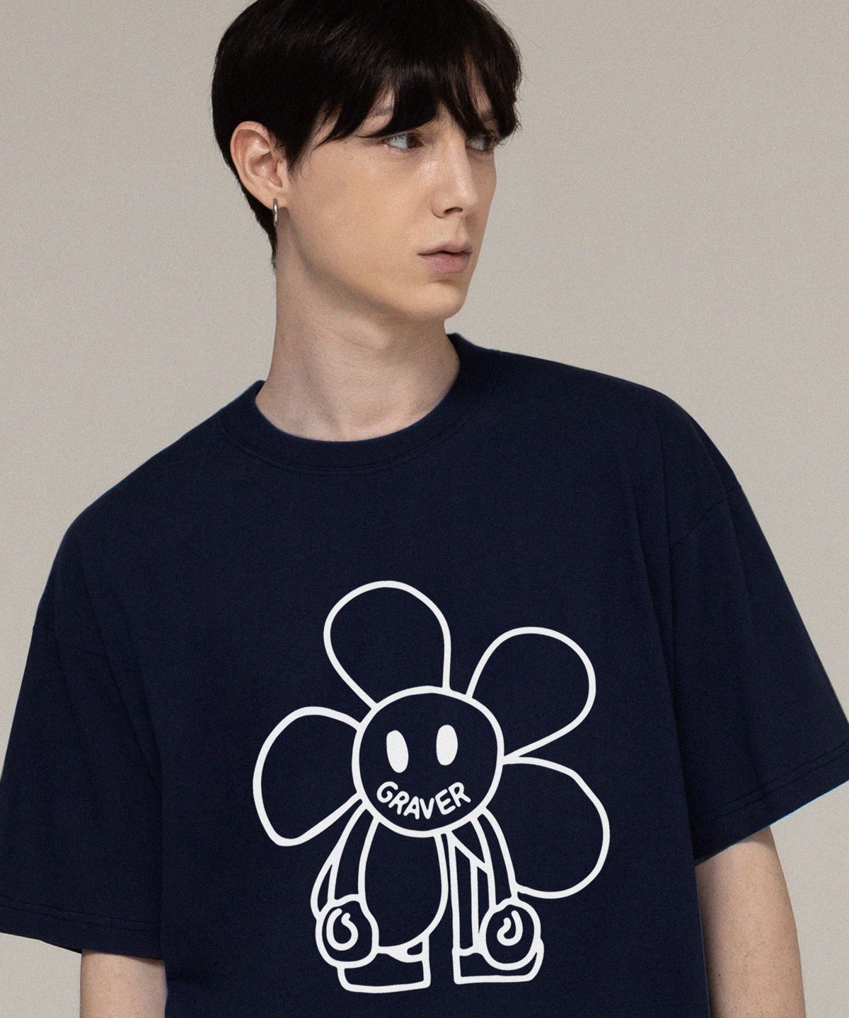 그레이버(GRAVER) [UNISEX]코믹스 라인 플라워드로잉 반팔티_네이비