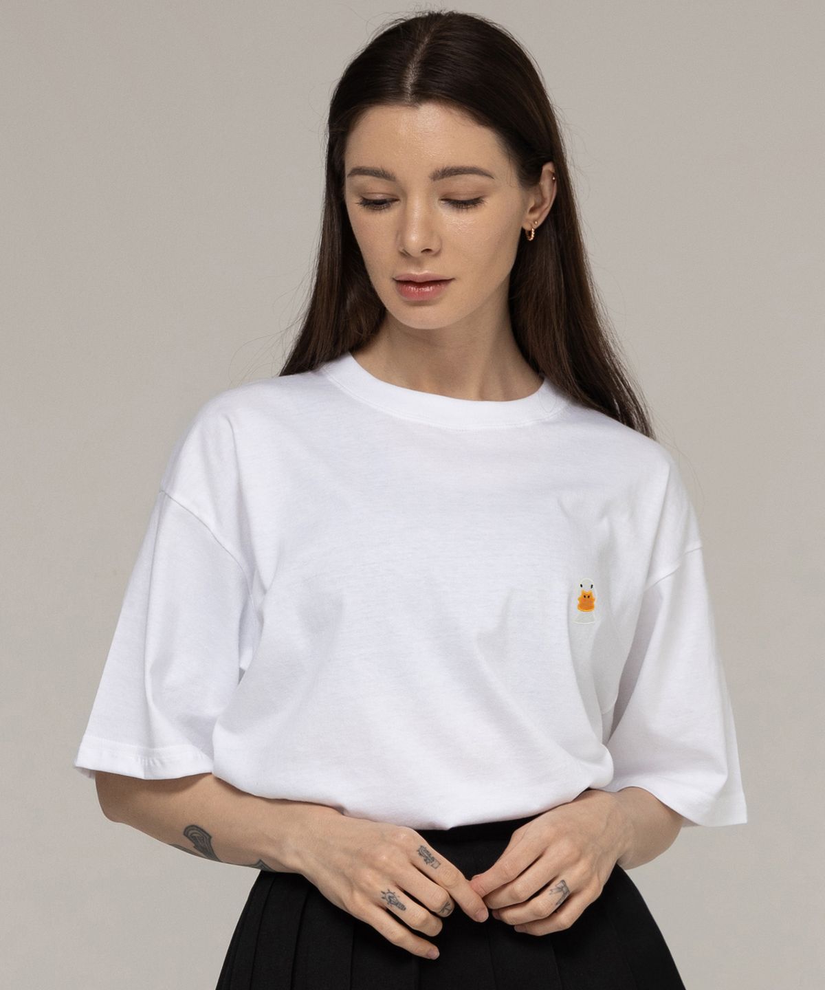 그레이버(GRAVER) [UNISEX]덕 페이스 자수 스마일 반팔티_화이트