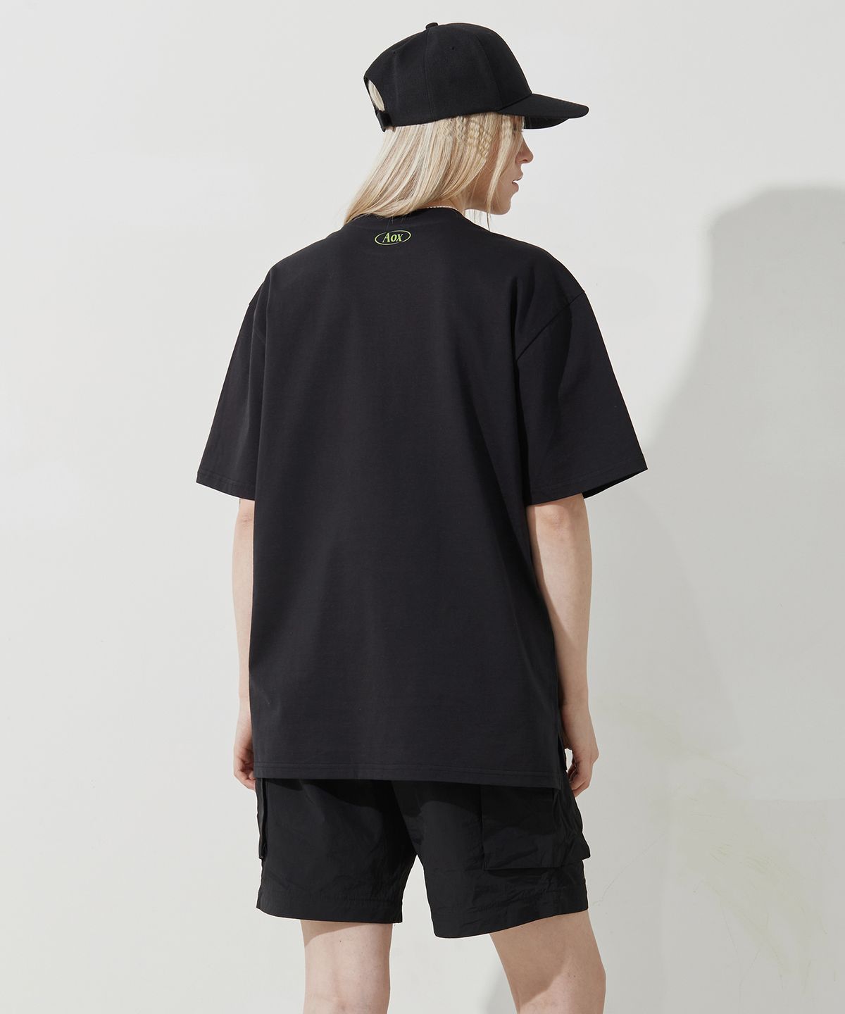에이오엑스(AOX) White Sculpture and Apple T-shirt (Black)
