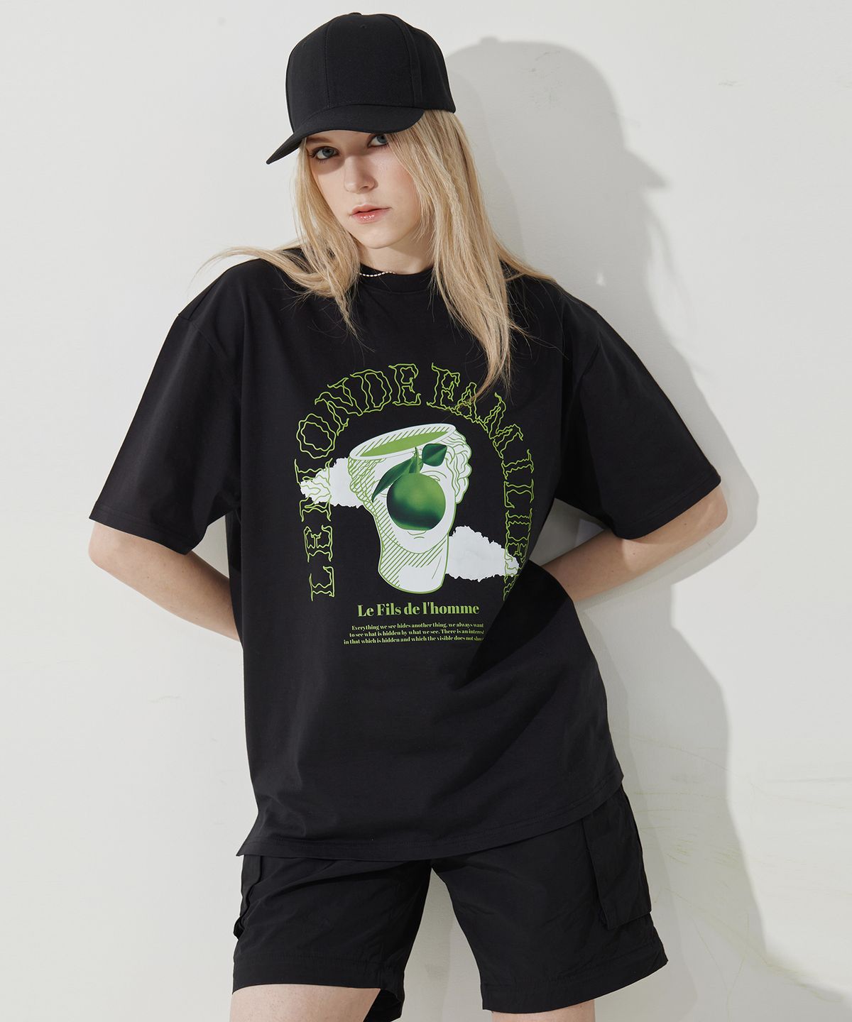 에이오엑스(AOX) White Sculpture and Apple T-shirt (Black)