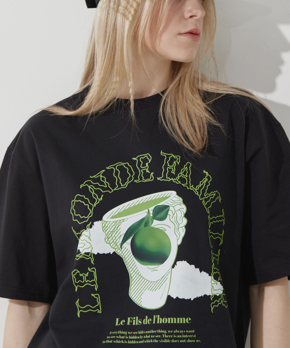 에이오엑스(AOX) White Sculpture and Apple T-shirt (Black)