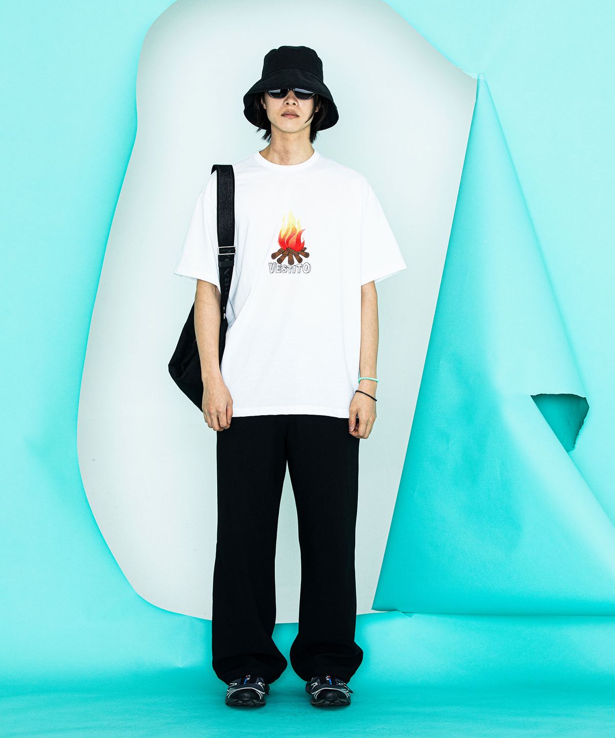 베스띠또(VESTITO) 발색 캠프파이어 화이트 티셔츠