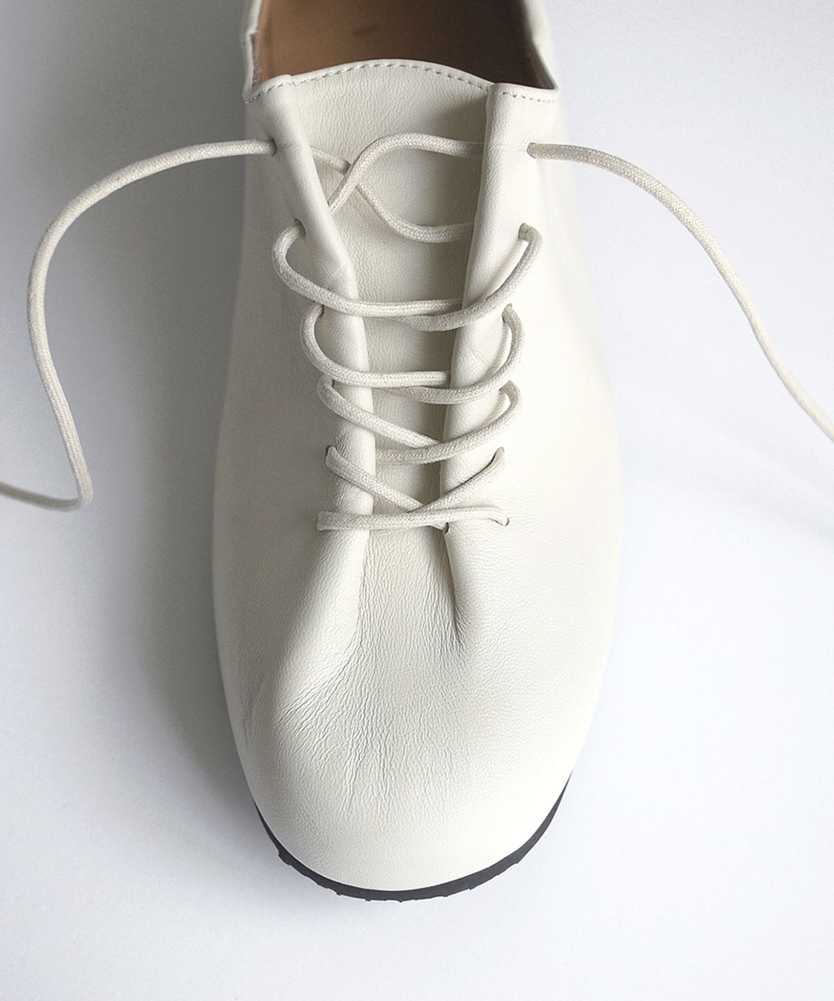 흰(HEENN) Folded Derby Shoes . Ivory