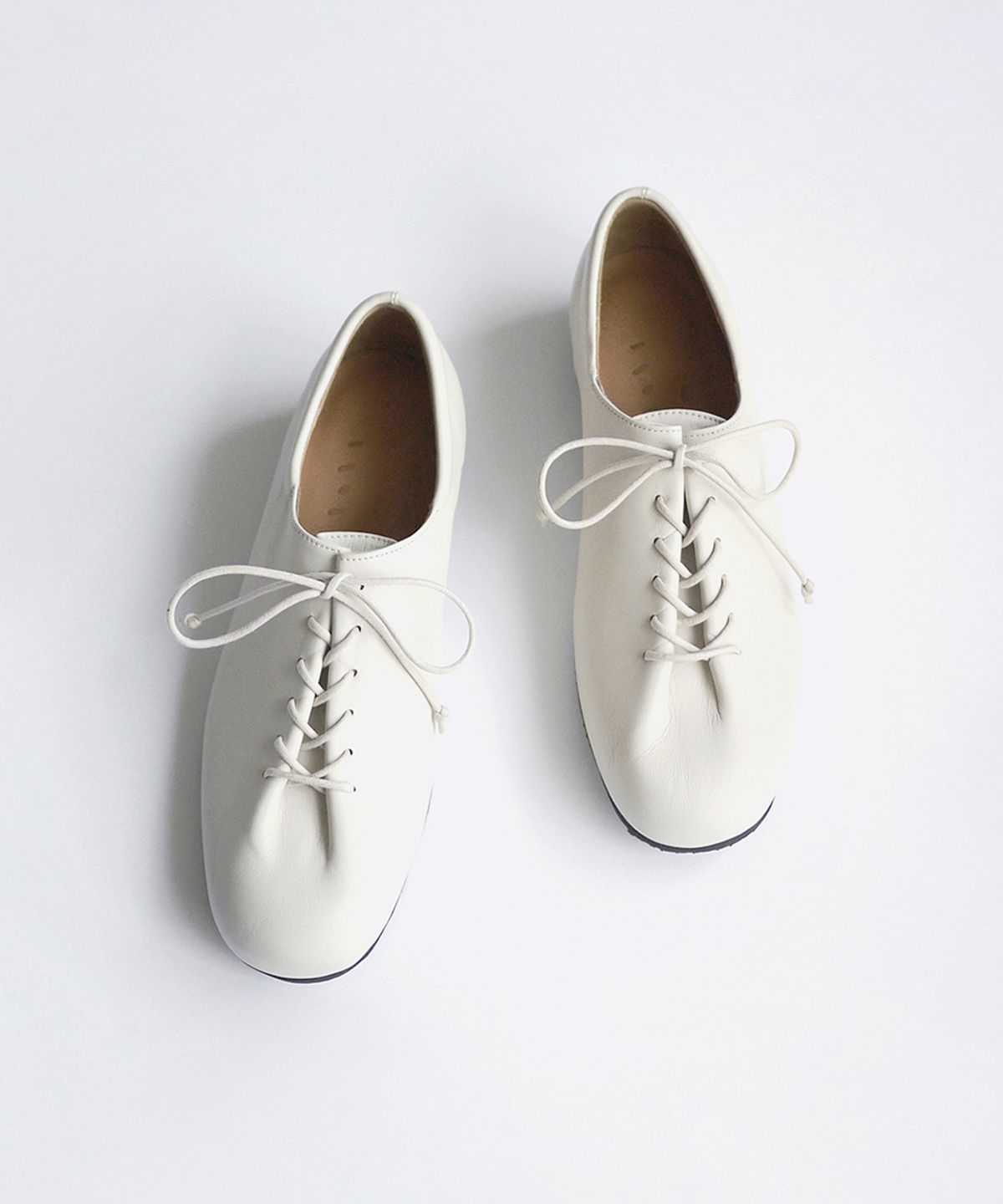 흰(HEENN) Folded Derby Shoes . Ivory
