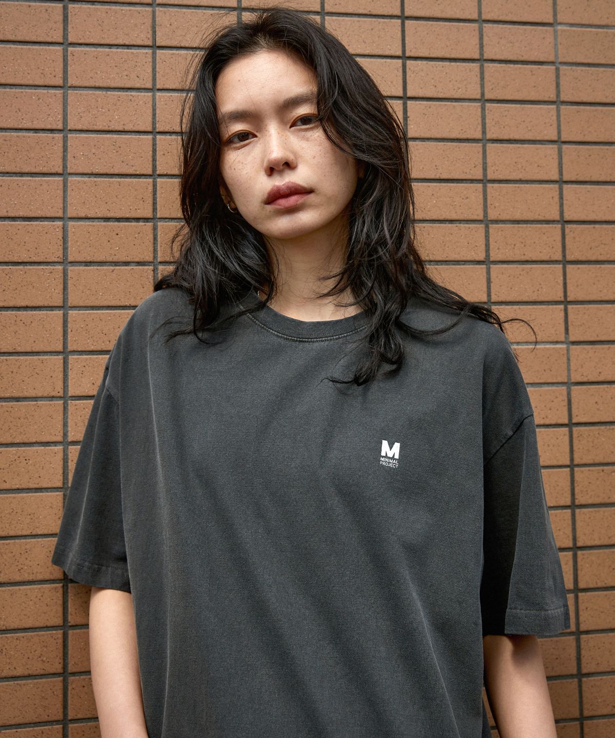 미니멀프로젝트(MINIMALPROJECT) 피그먼트 스몰로고 오버핏 반팔티셔츠 MST145 [DARK GRAY]
