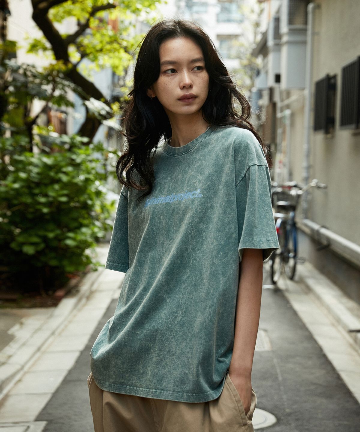 미니멀프로젝트(MINIMALPROJECT) 스노우 워싱 로고 오버핏 반팔티셔츠 MST146 [KHAKI]