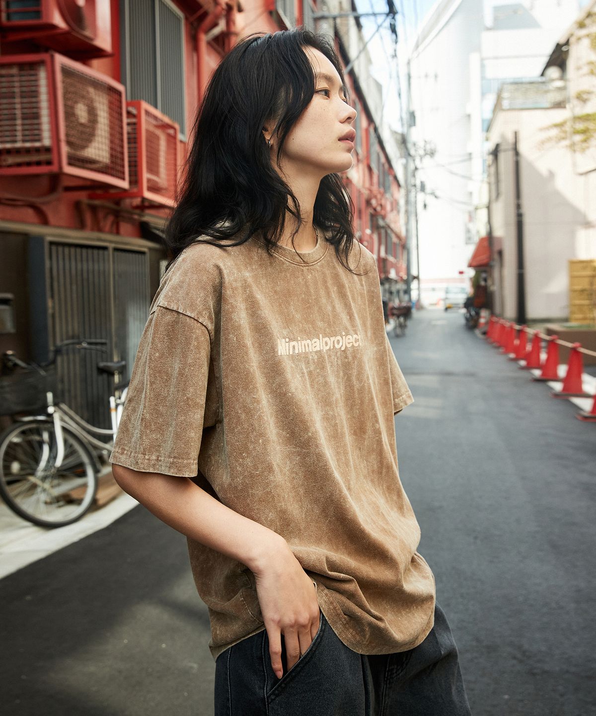 미니멀프로젝트(MINIMALPROJECT) 스노우 워싱 로고 오버핏 반팔티셔츠 MST146 [BROWN]