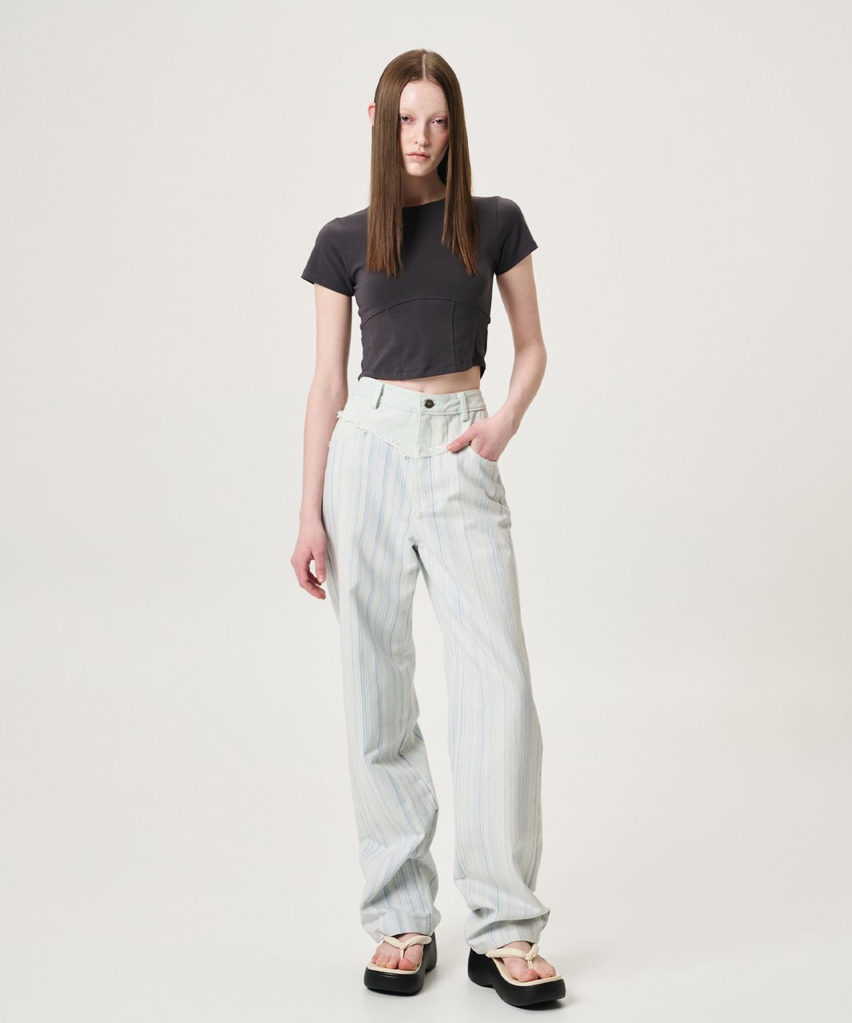 에트몽(ETMON) Back Slit Hook Detail T-Shirt, Charcoal