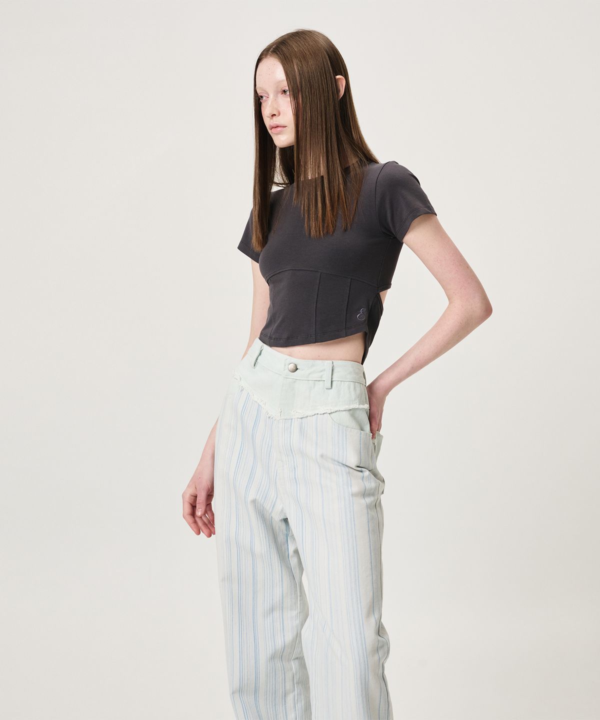 에트몽(ETMON) Back Slit Hook Detail T-Shirt, Charcoal