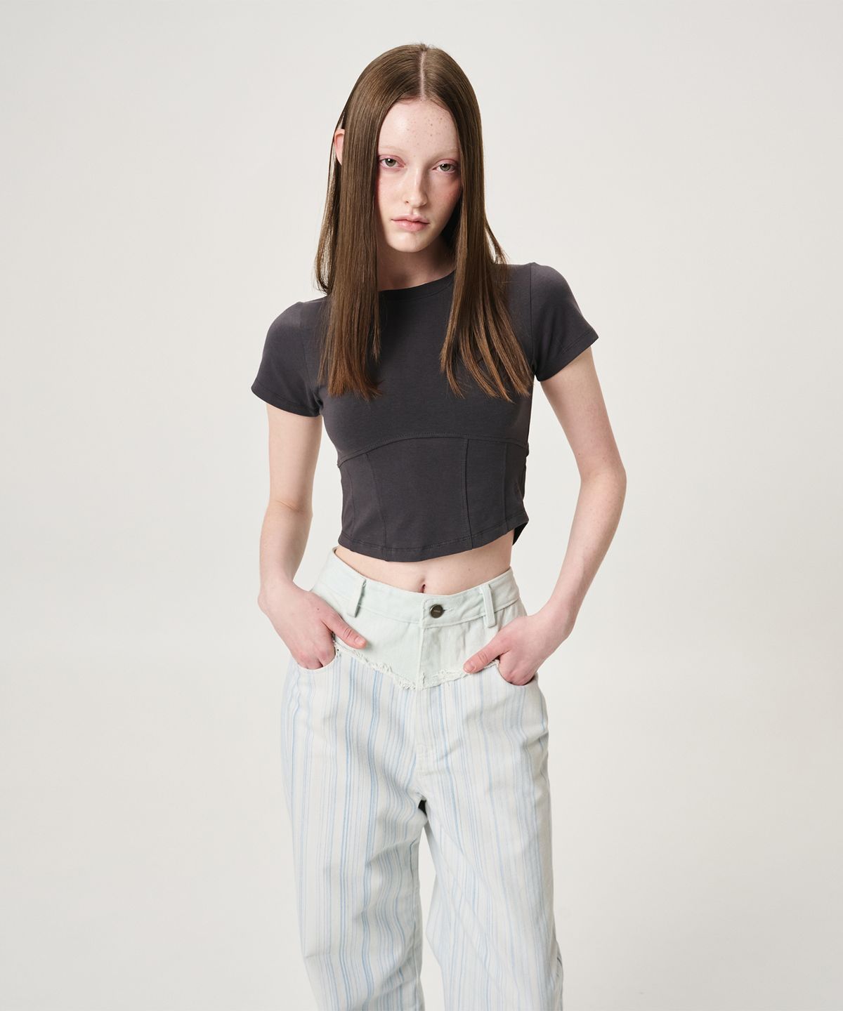에트몽(ETMON) Back Slit Hook Detail T-Shirt, Charcoal