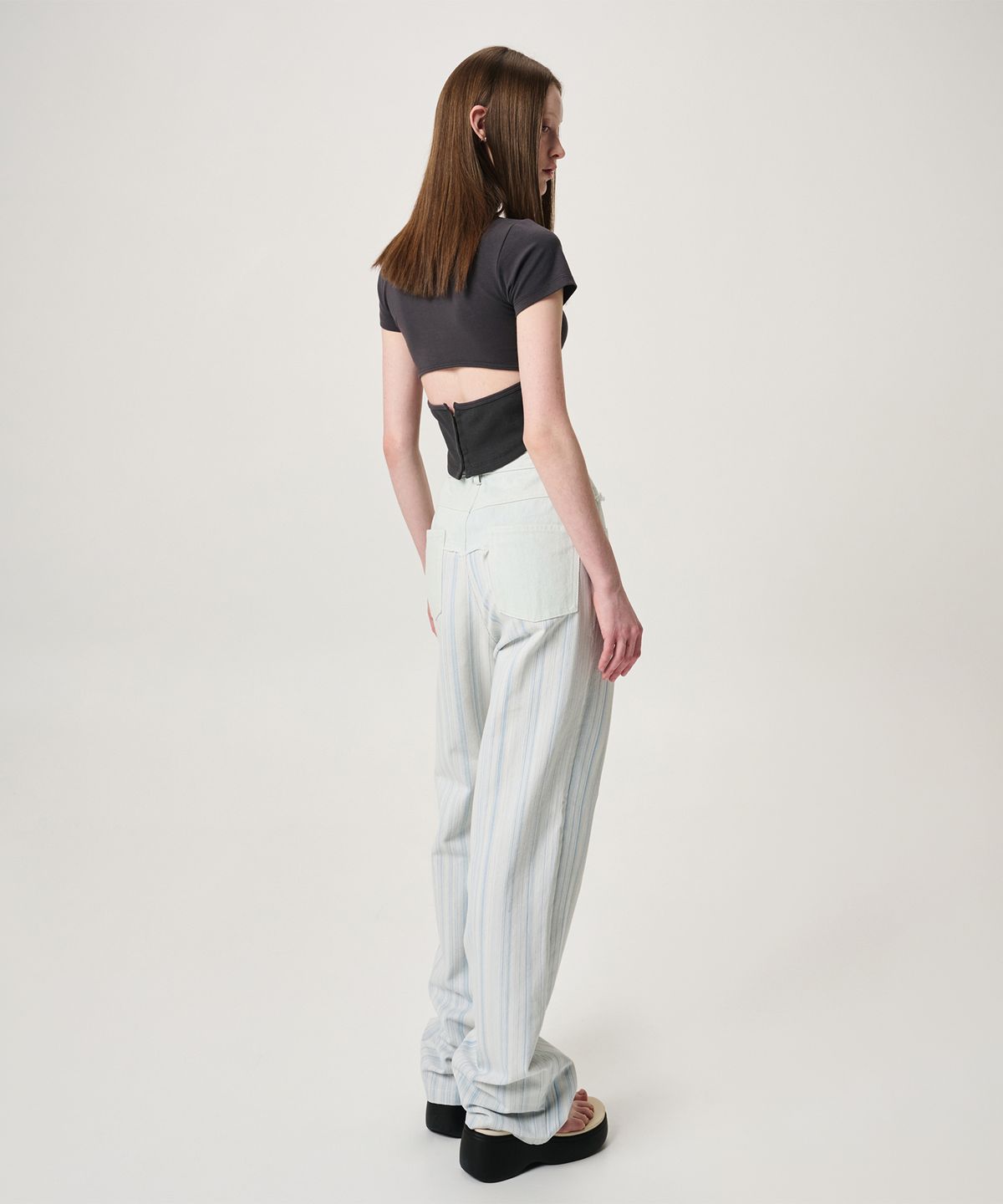 에트몽(ETMON) Back Slit Hook Detail T-Shirt, Charcoal