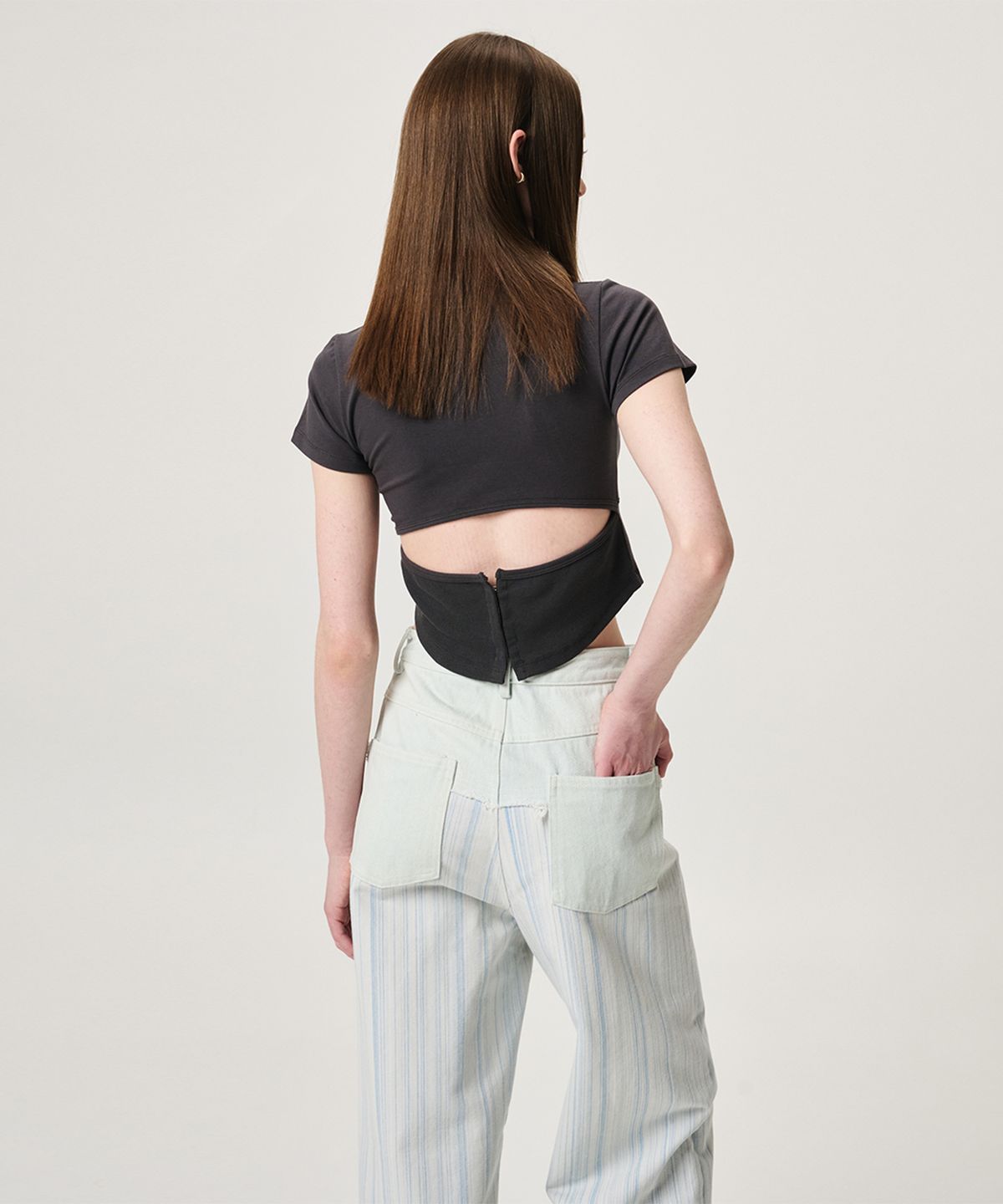 에트몽(ETMON) Back Slit Hook Detail T-Shirt, Charcoal