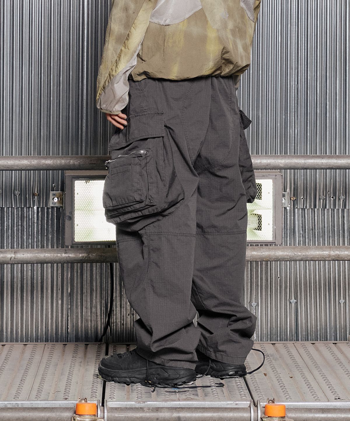 그레일즈(GRAILZ) OVAL LARGE FIT CARGO PANTS [GREY]