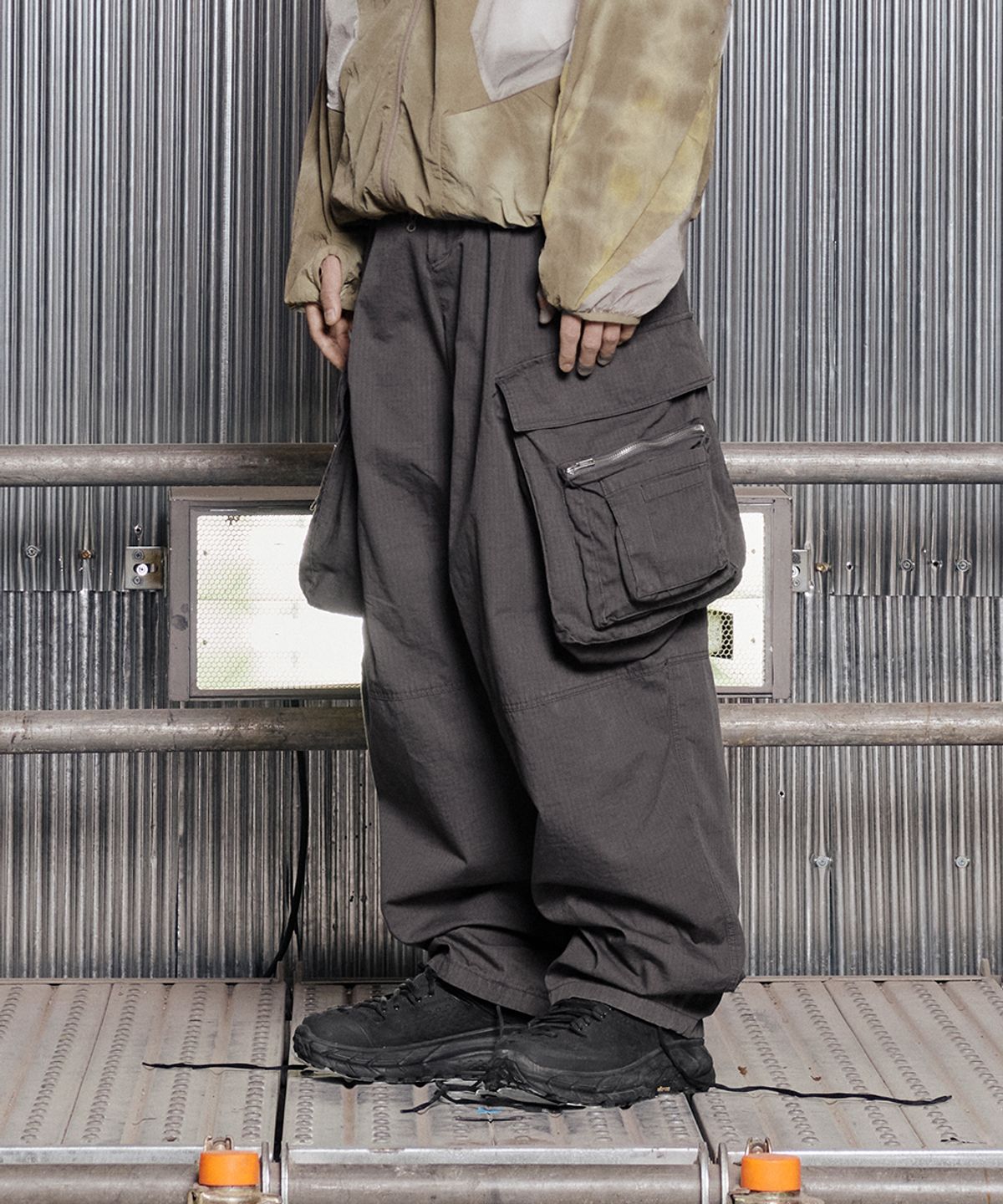 그레일즈(GRAILZ) OVAL LARGE FIT CARGO PANTS [GREY]