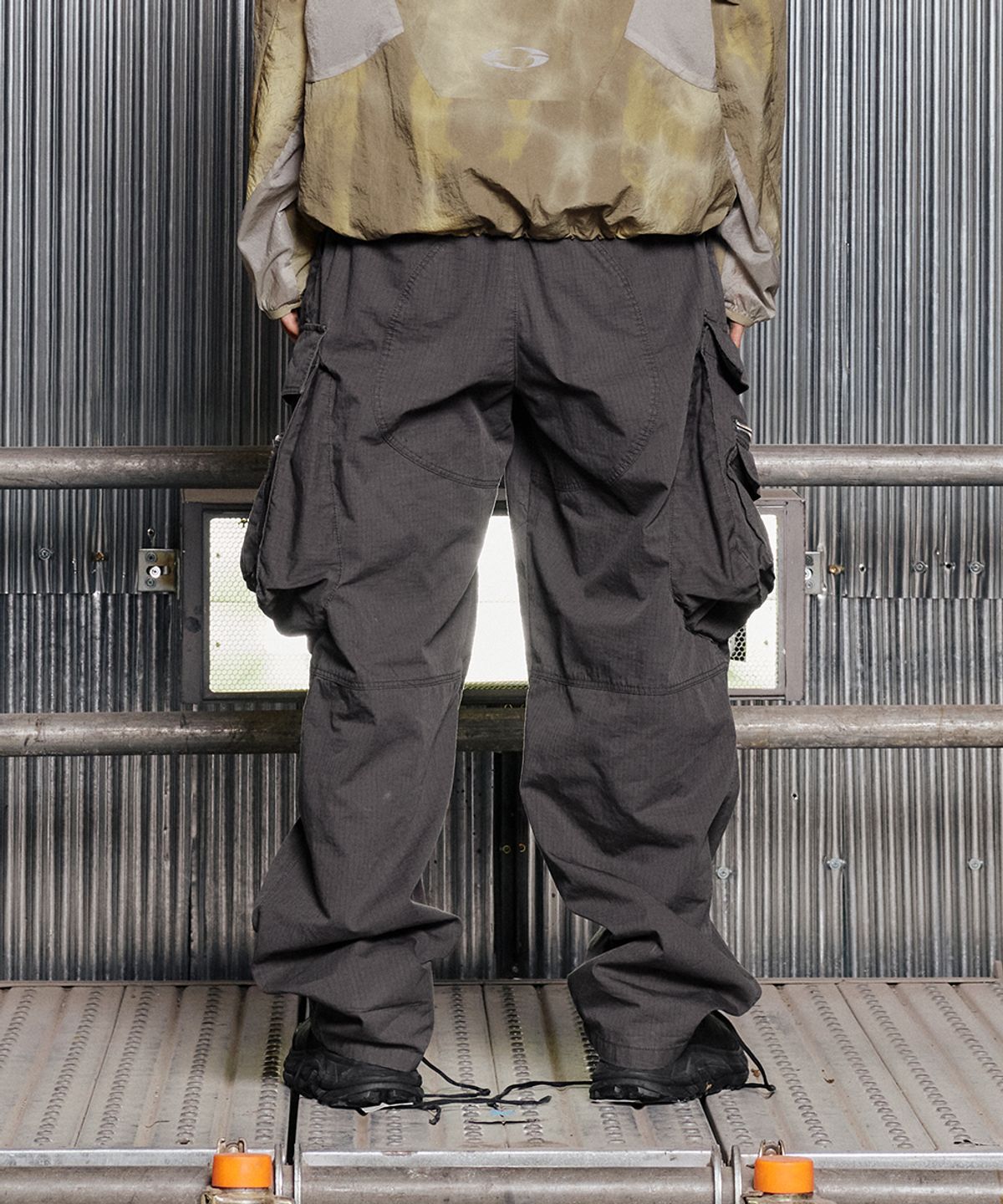 그레일즈(GRAILZ) OVAL LARGE FIT CARGO PANTS [GREY]
