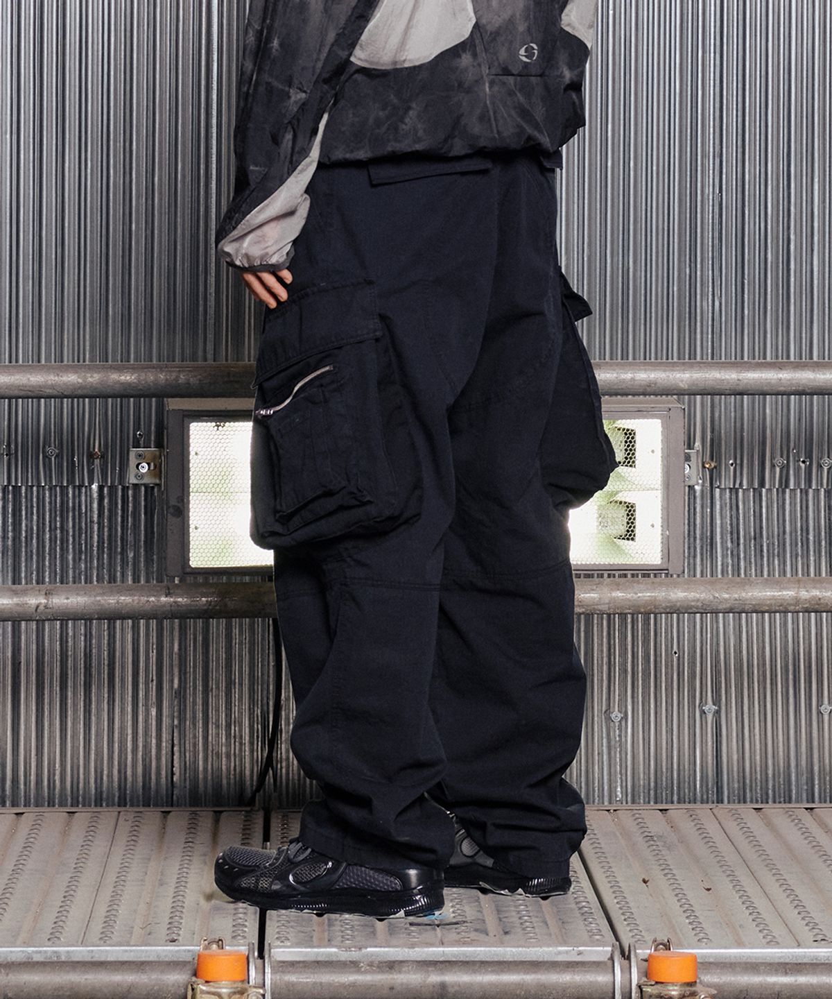 그레일즈(GRAILZ) OVAL LARGE FIT CARGO PANTS [BLACK]
