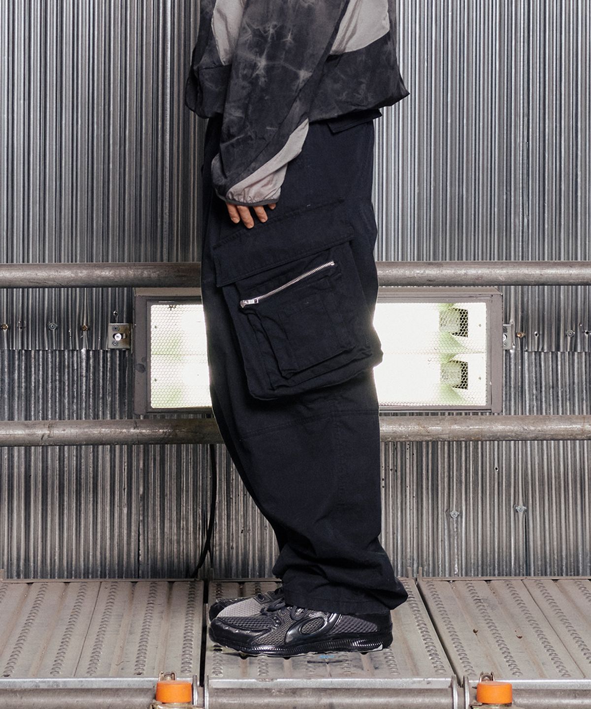 그레일즈(GRAILZ) OVAL LARGE FIT CARGO PANTS [BLACK]