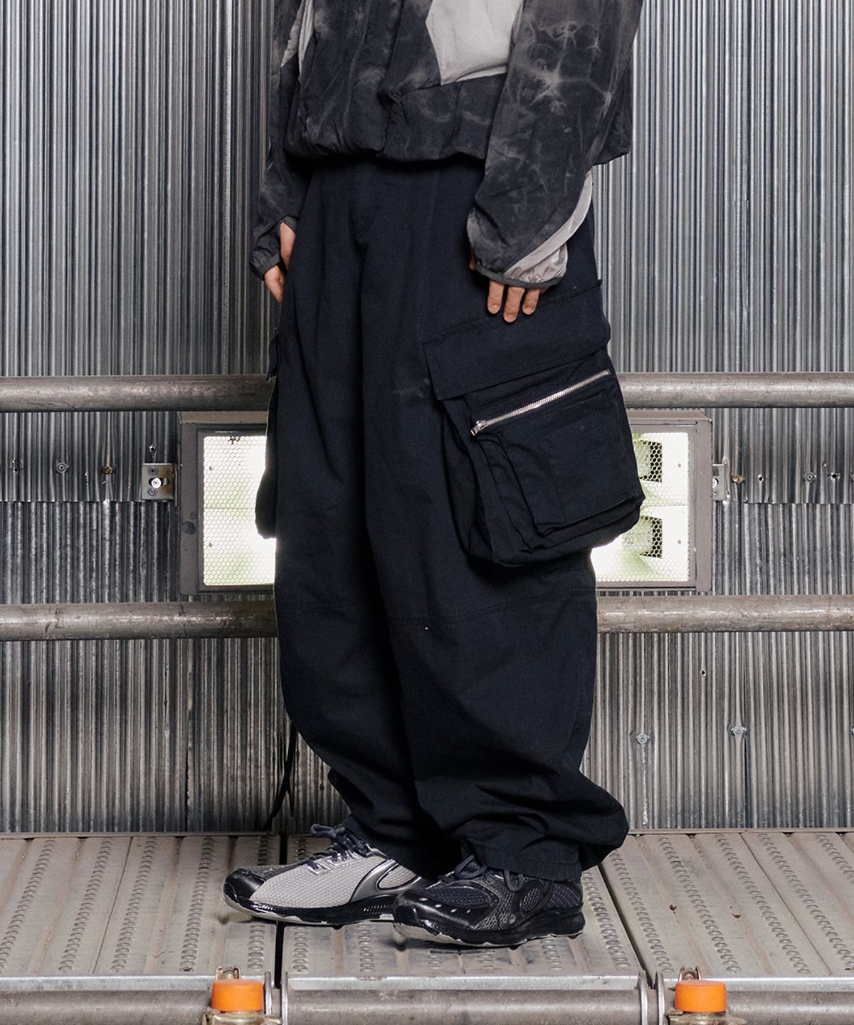 그레일즈(GRAILZ) OVAL LARGE FIT CARGO PANTS [BLACK]
