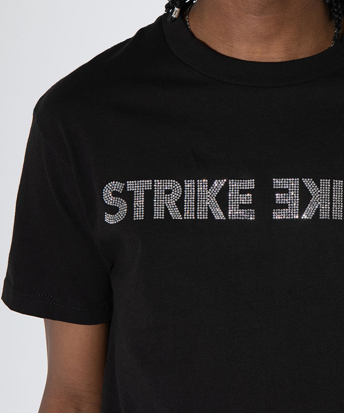 스트라이크(STRIKE) 스페셜리티 크리스탈 리버설 로고 티 (BLACK_SILVER)